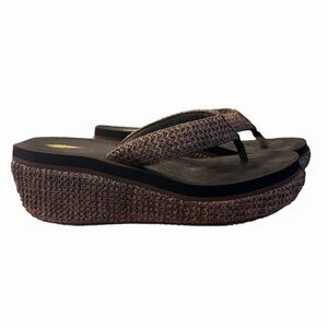 Volatile Women's Island Brown Woven Wedge Thongs. Size 9